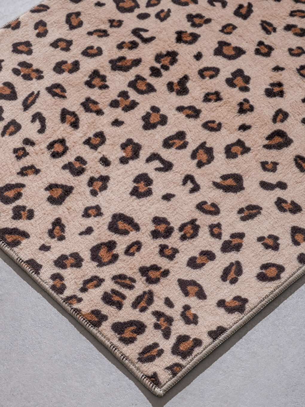 Dočekajte goste uz dašak divlje elegancije: naš otirač sa leopard printom, dimenzija 50x80 cm.-1