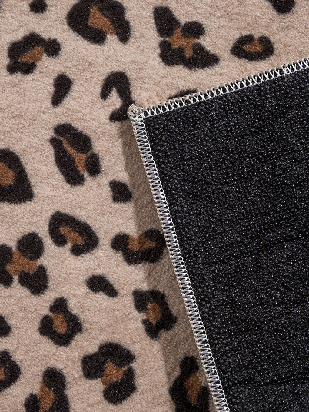 Dočekajte goste uz dašak divlje elegancije: naš otirač sa leopard printom, dimenzija 50x80 cm.-2