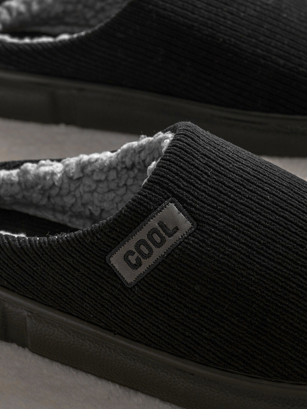 Siyah Pelüş Astarlı Erkek Ev Terliği-2