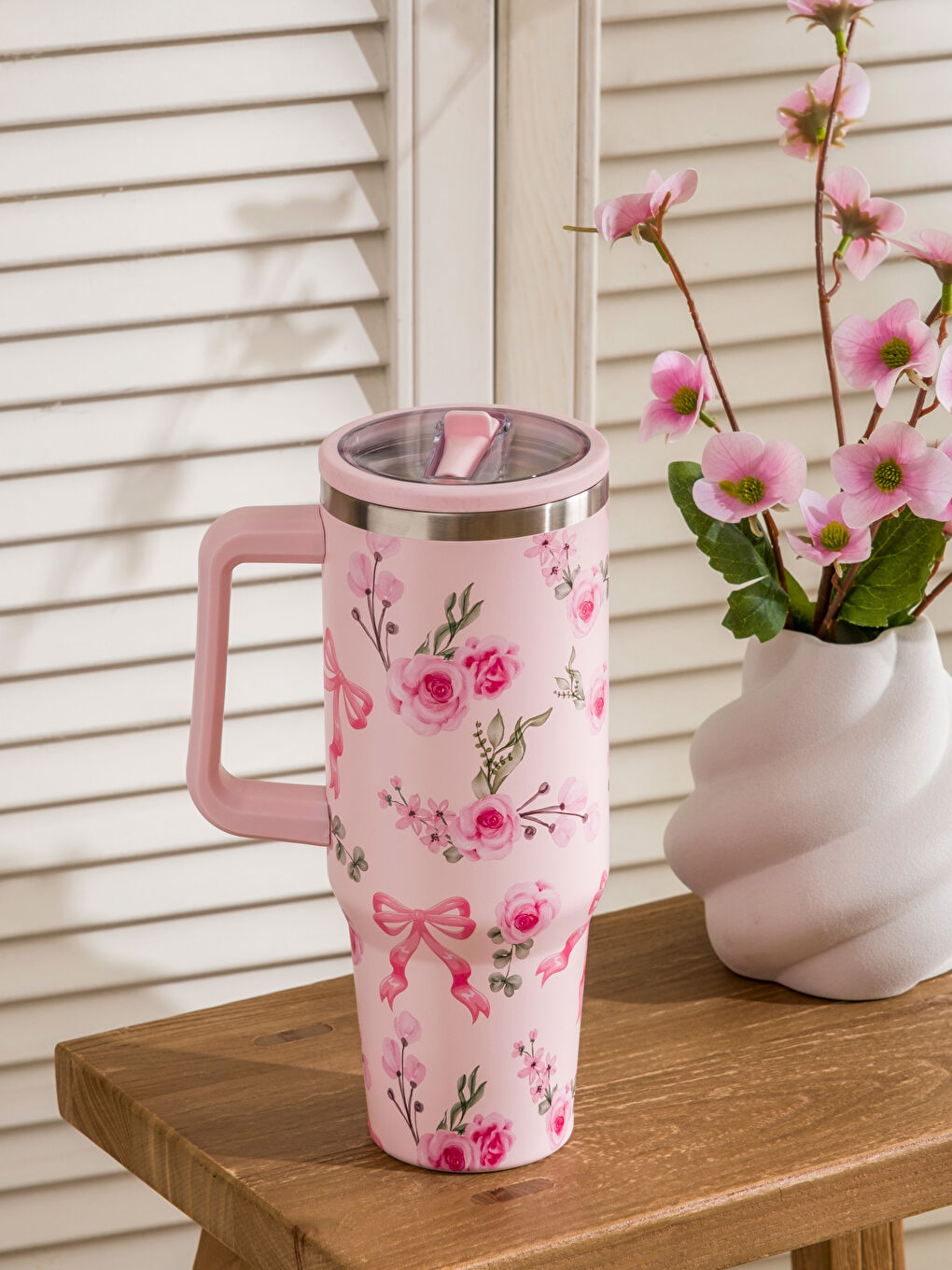 Karışık Çiçek ve Fiyonk Desenli Kulplu Termos Kupa 1200 ml-1