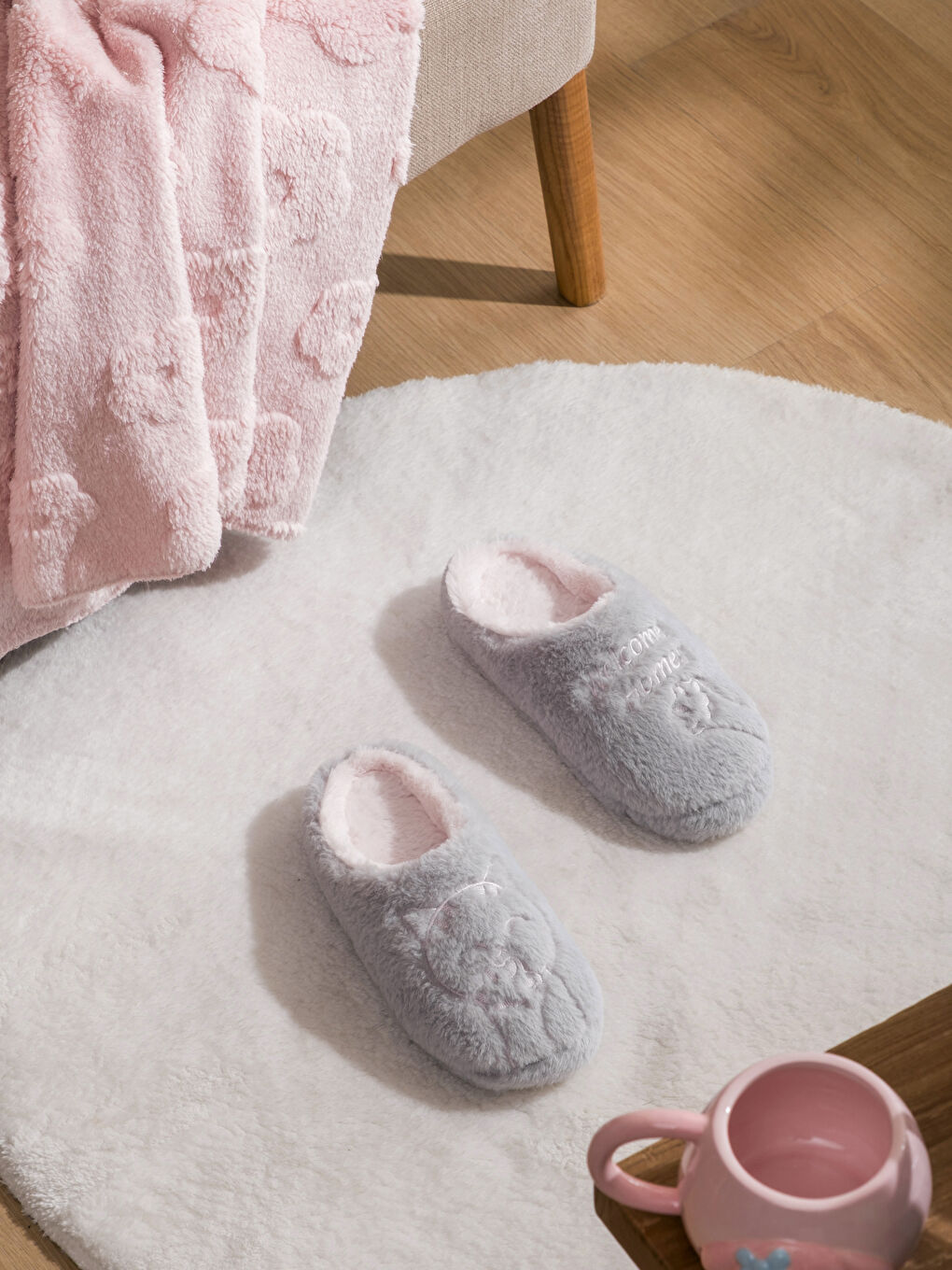 Gri Kadın Pelüş Ev Terliği