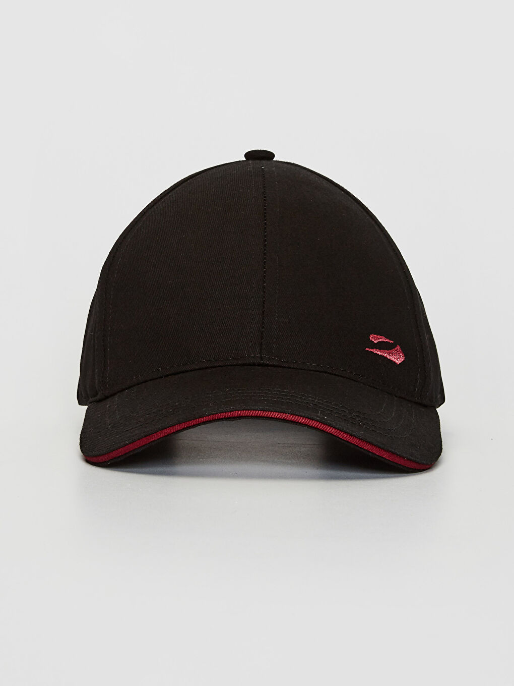 قبعة قطنية بشريط عرق وتفاصيل الشعار