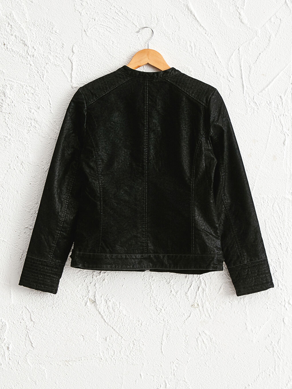 Siyah Dik Yaka Uzun Kollu Kadın Deri Görünümlü Mont-1