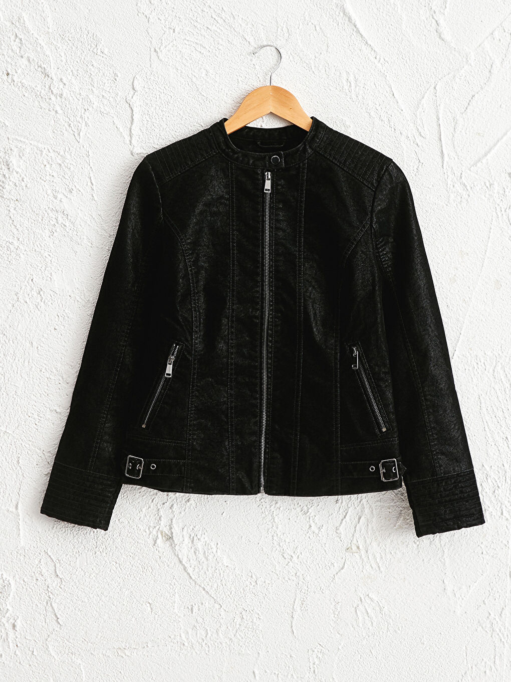 Siyah Dik Yaka Uzun Kollu Kadın Deri Görünümlü Mont