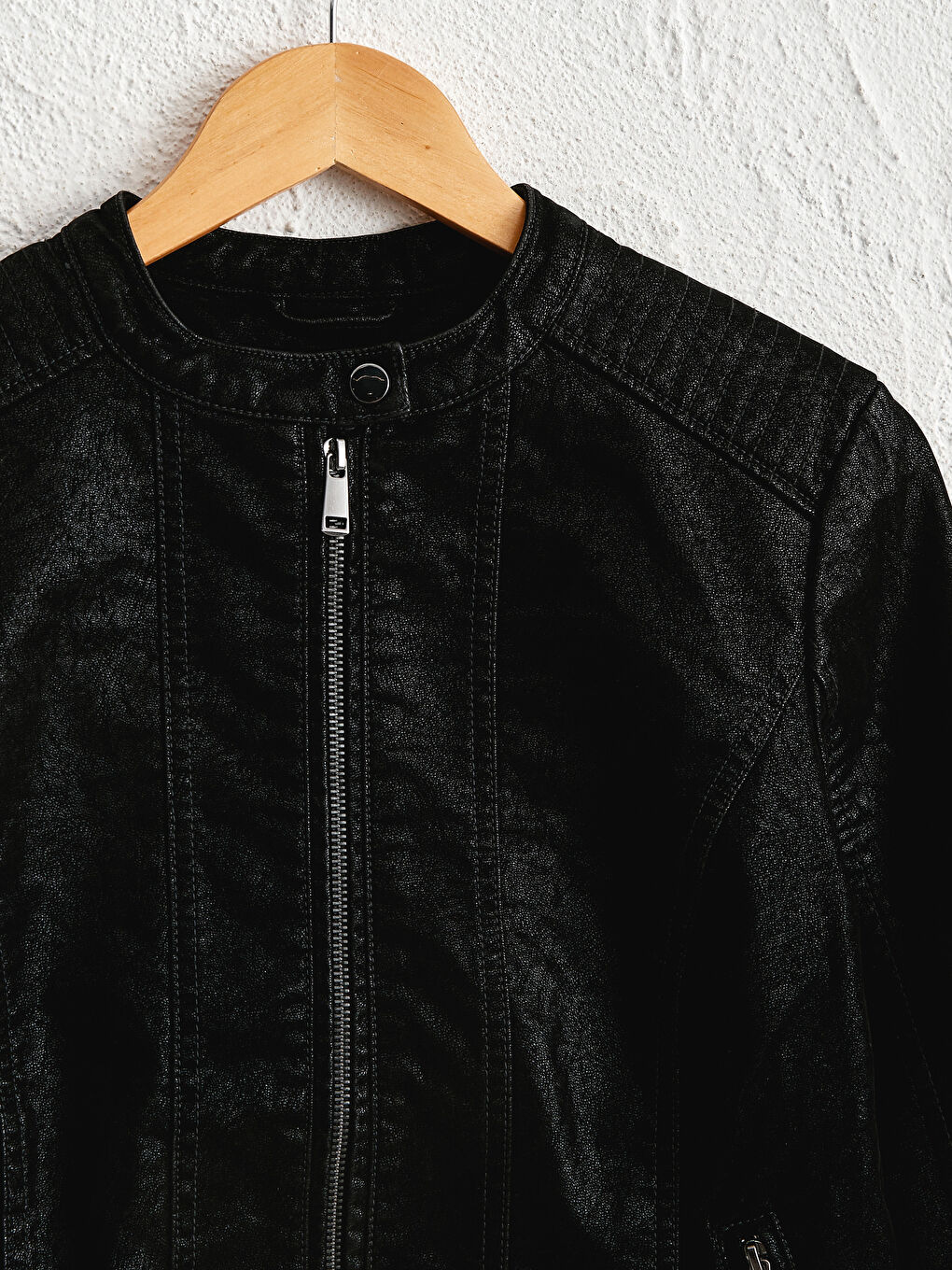 Siyah Dik Yaka Uzun Kollu Kadın Deri Görünümlü Mont-2