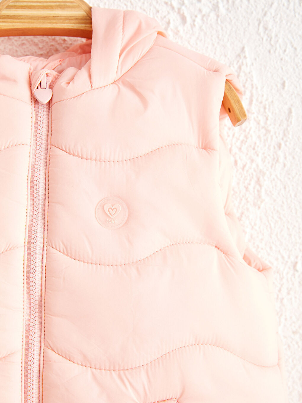 Пухена жилетка за бебе момиче-3