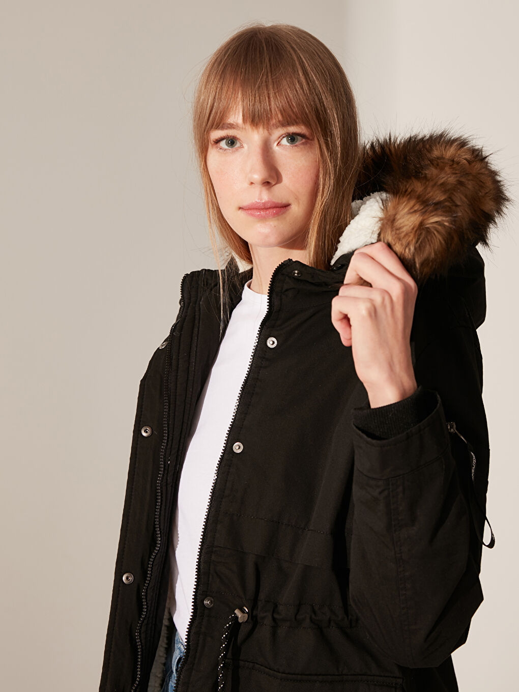 Siyah Kapüşonlu Uzun Kollu Kalın Kadın Parka-10