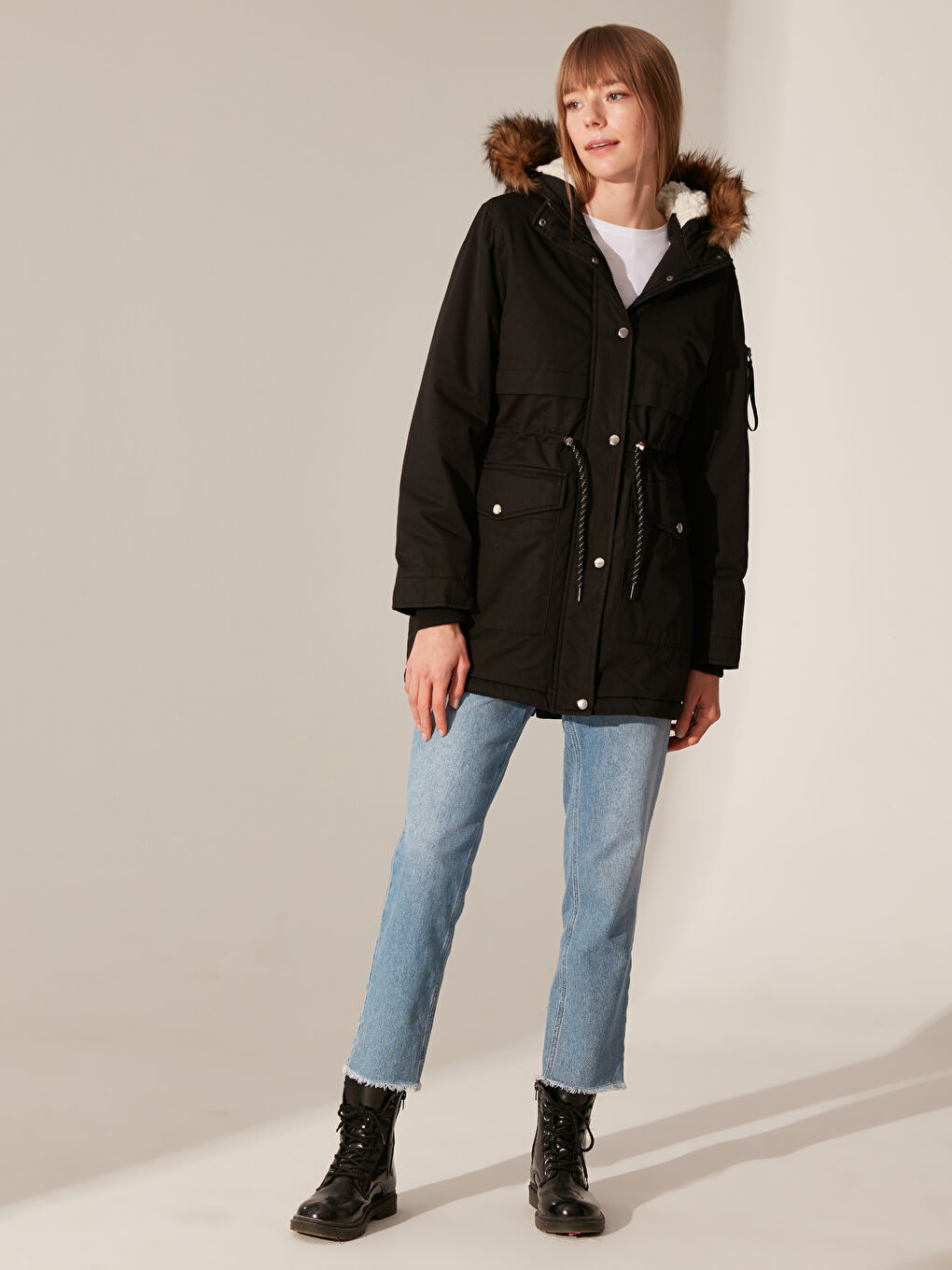 Siyah Kapüşonlu Uzun Kollu Kalın Kadın Parka-7