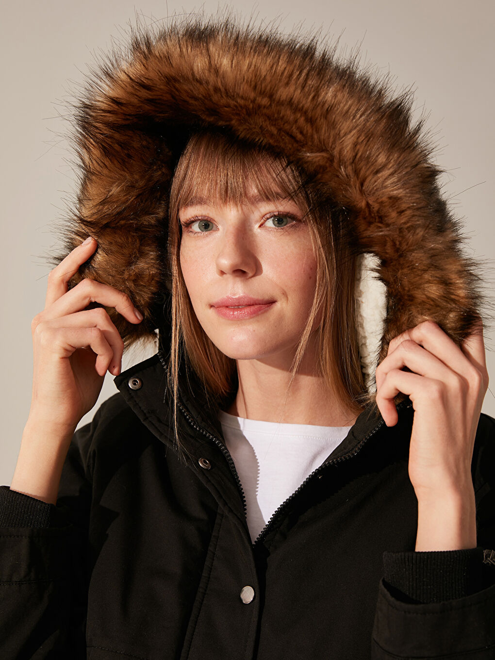 Siyah Kapüşonlu Uzun Kollu Kalın Kadın Parka-8