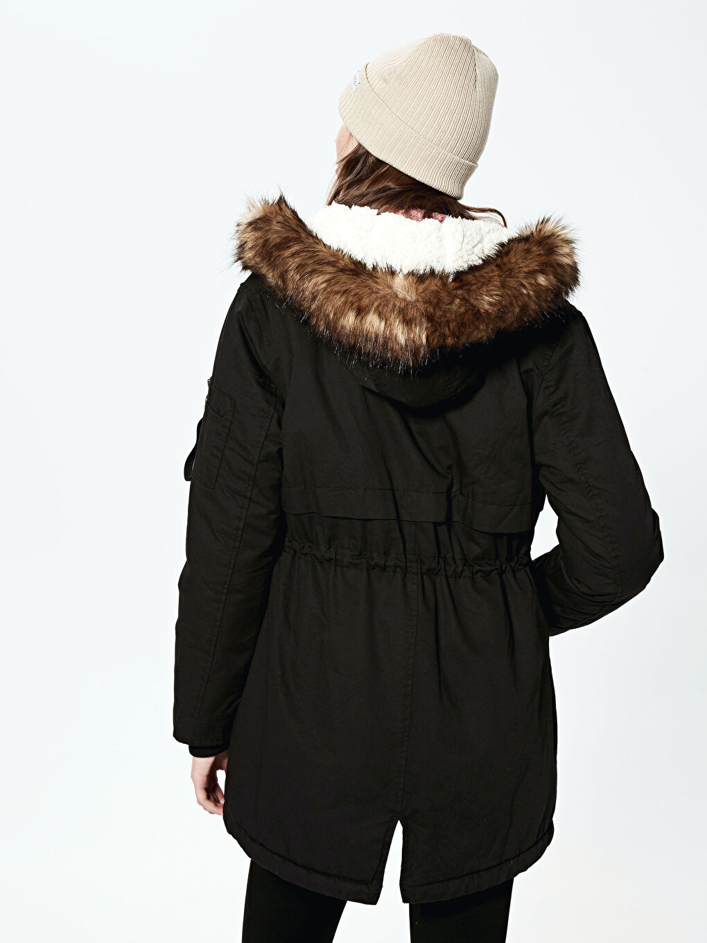 Siyah Kapüşonlu Uzun Kollu Kalın Kadın Parka-5