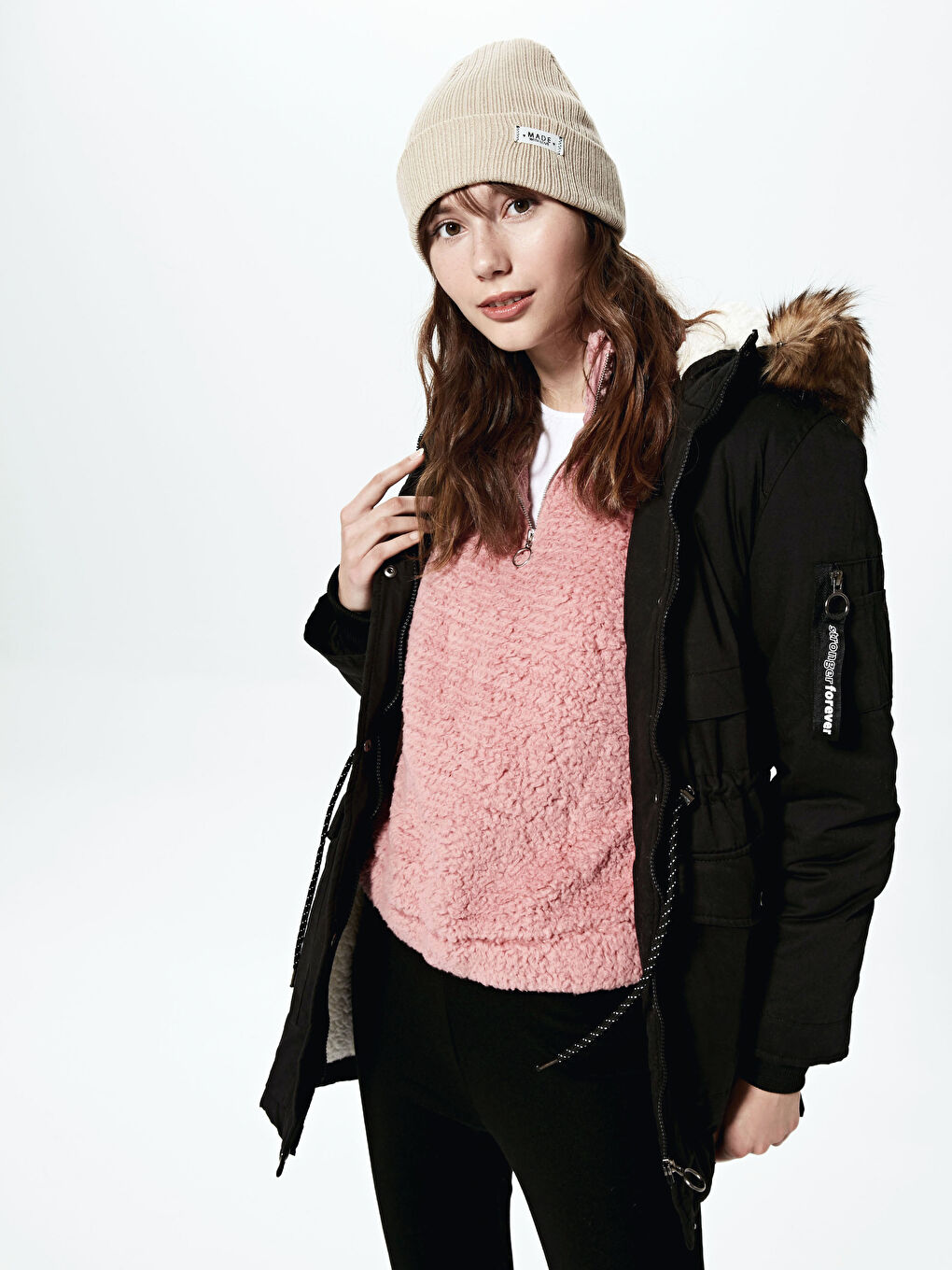 Siyah Kapüşonlu Uzun Kollu Kalın Kadın Parka