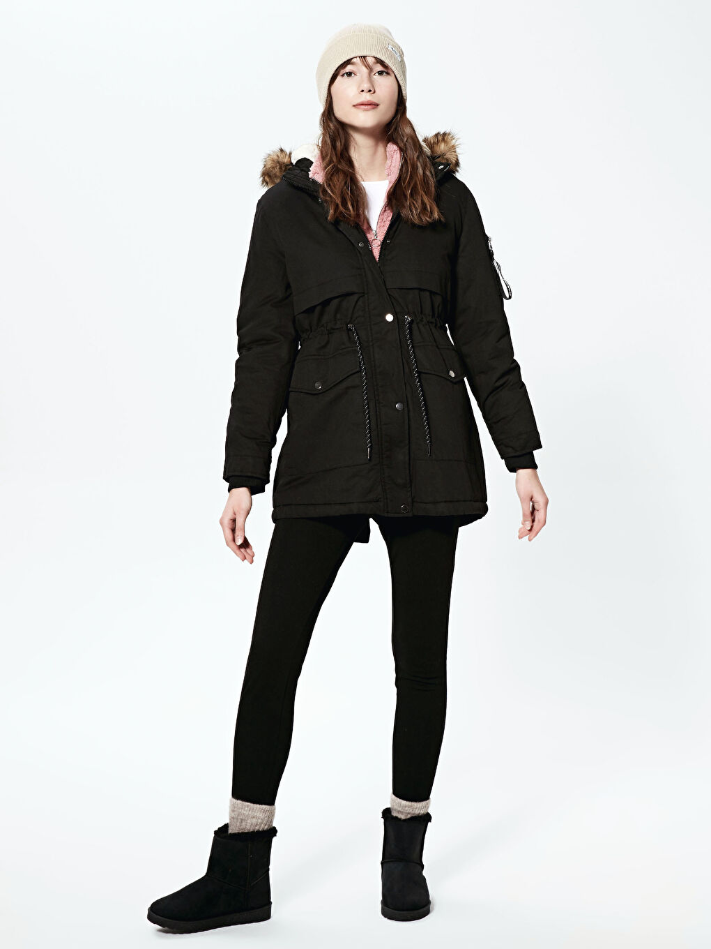 Siyah Kapüşonlu Uzun Kollu Kalın Kadın Parka-2