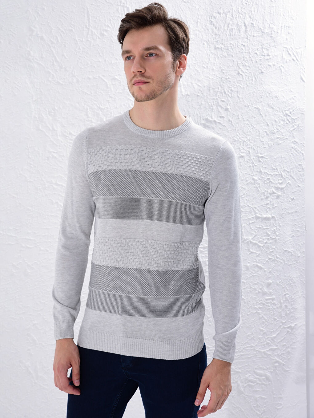 Свитер из легкого трикотажа с круглым вырезом и полосатым узором-1