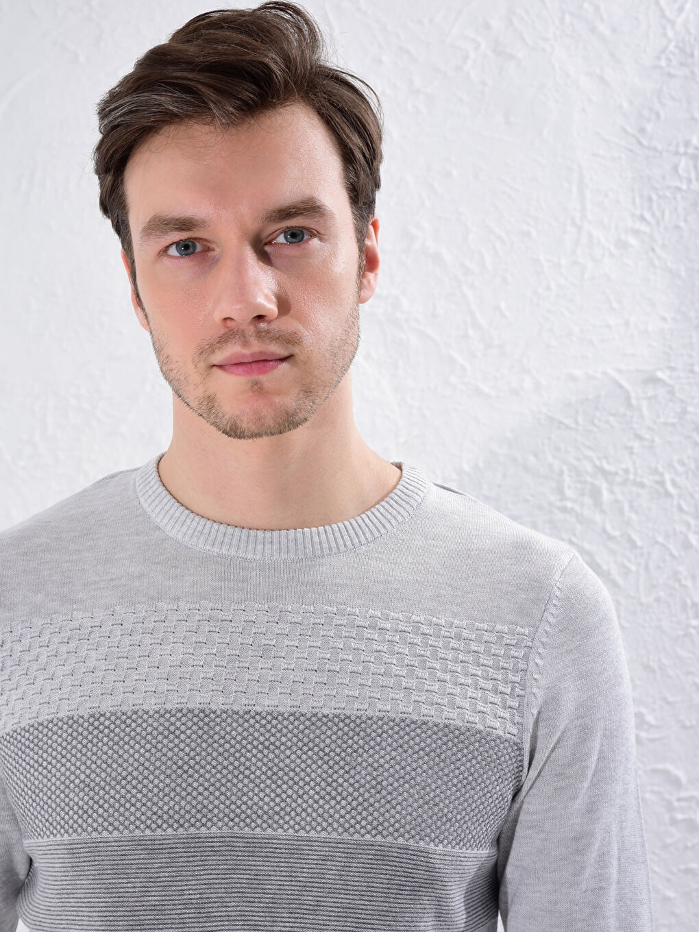 Свитер из легкого трикотажа с круглым вырезом и полосатым узором-4