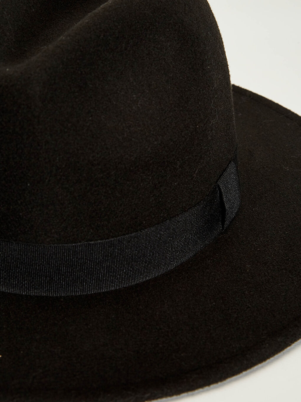 Siyah Biye Detaylı Fötr Şapka-9