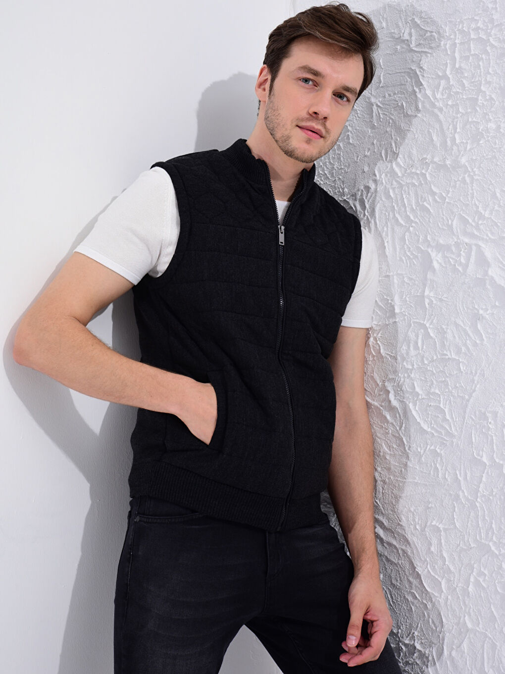 Жилет из легкого трикотажа с узором