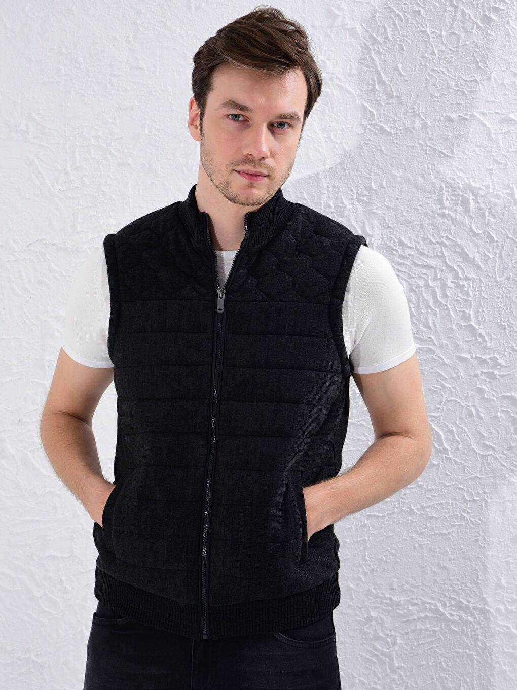 Жилет из легкого трикотажа с узором-1