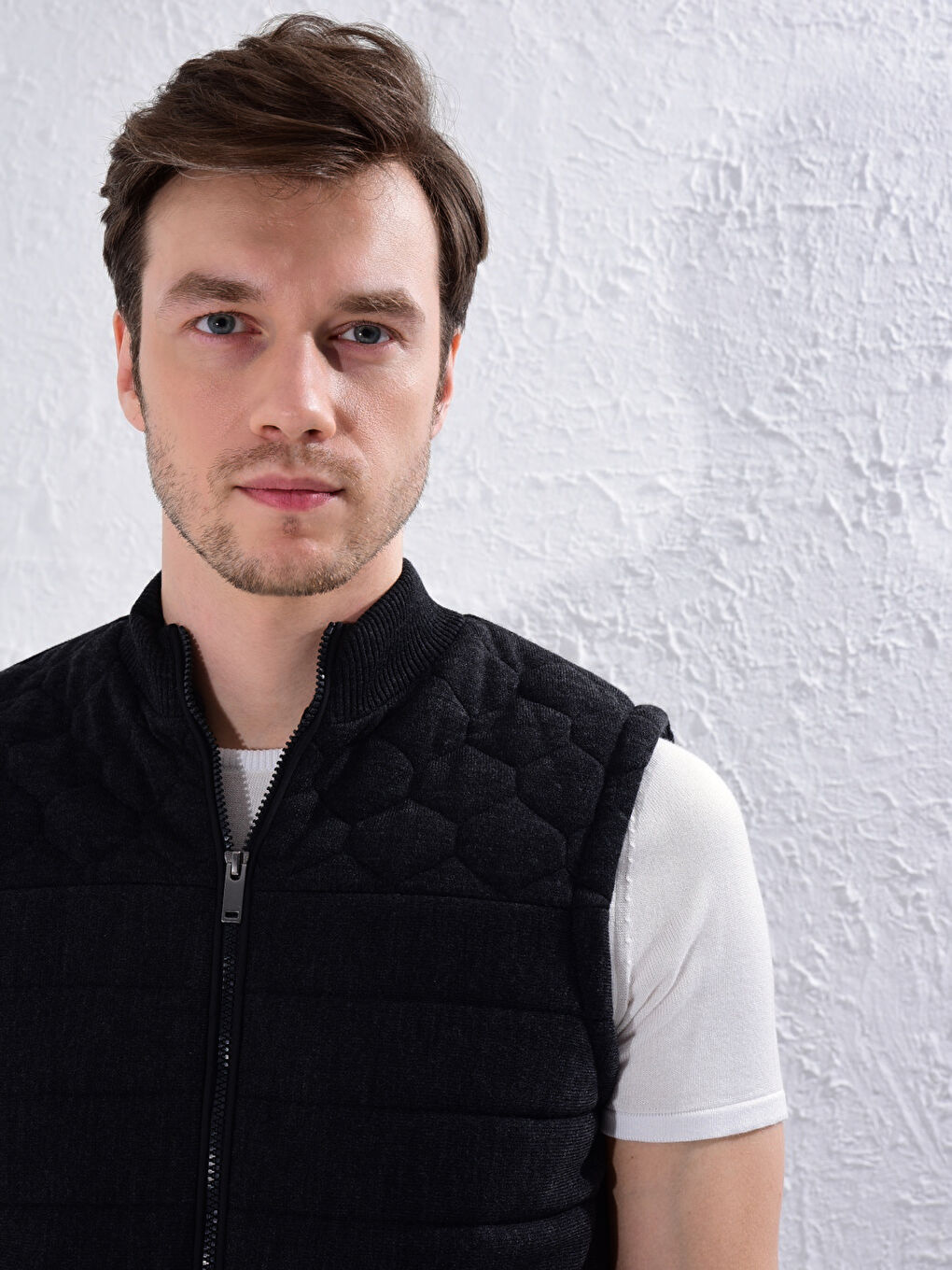 Жилет из легкого трикотажа с узором-4