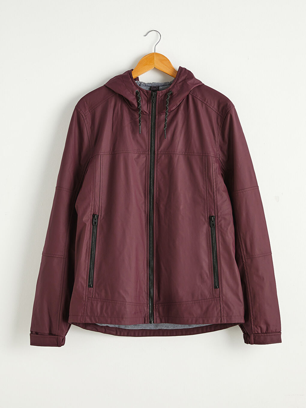 Леко късо палто с качулка и яка тип фуния