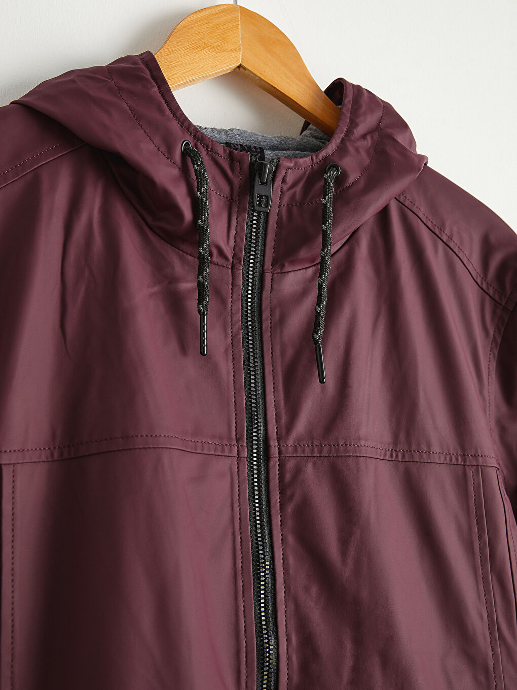 Леко късо палто с качулка и яка тип фуния-2