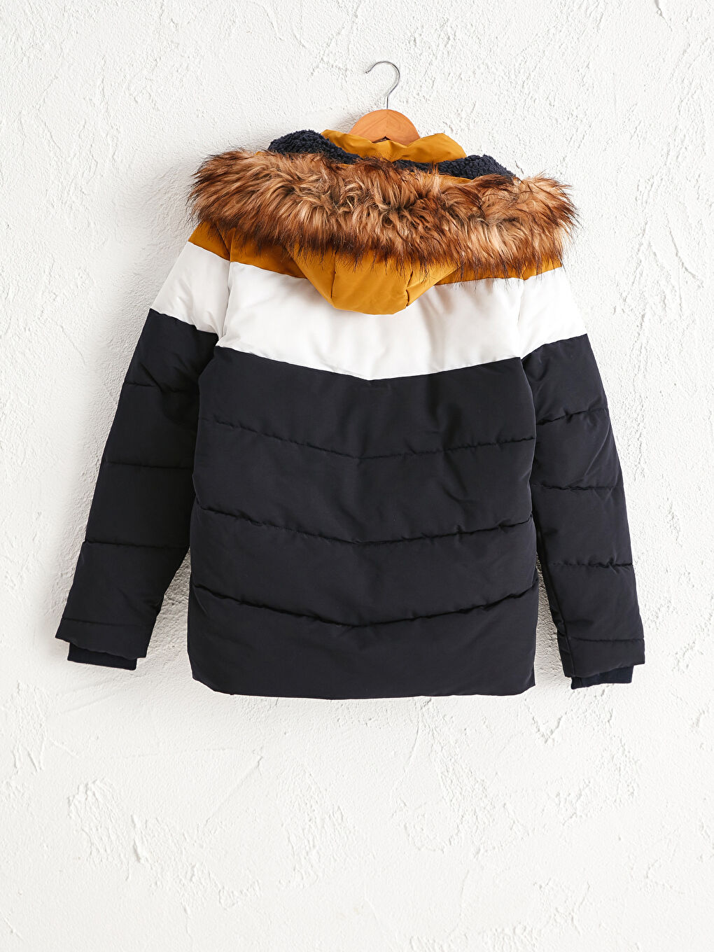 Капюшонды жасанды аң терісімен толықтырылған пуховик-1