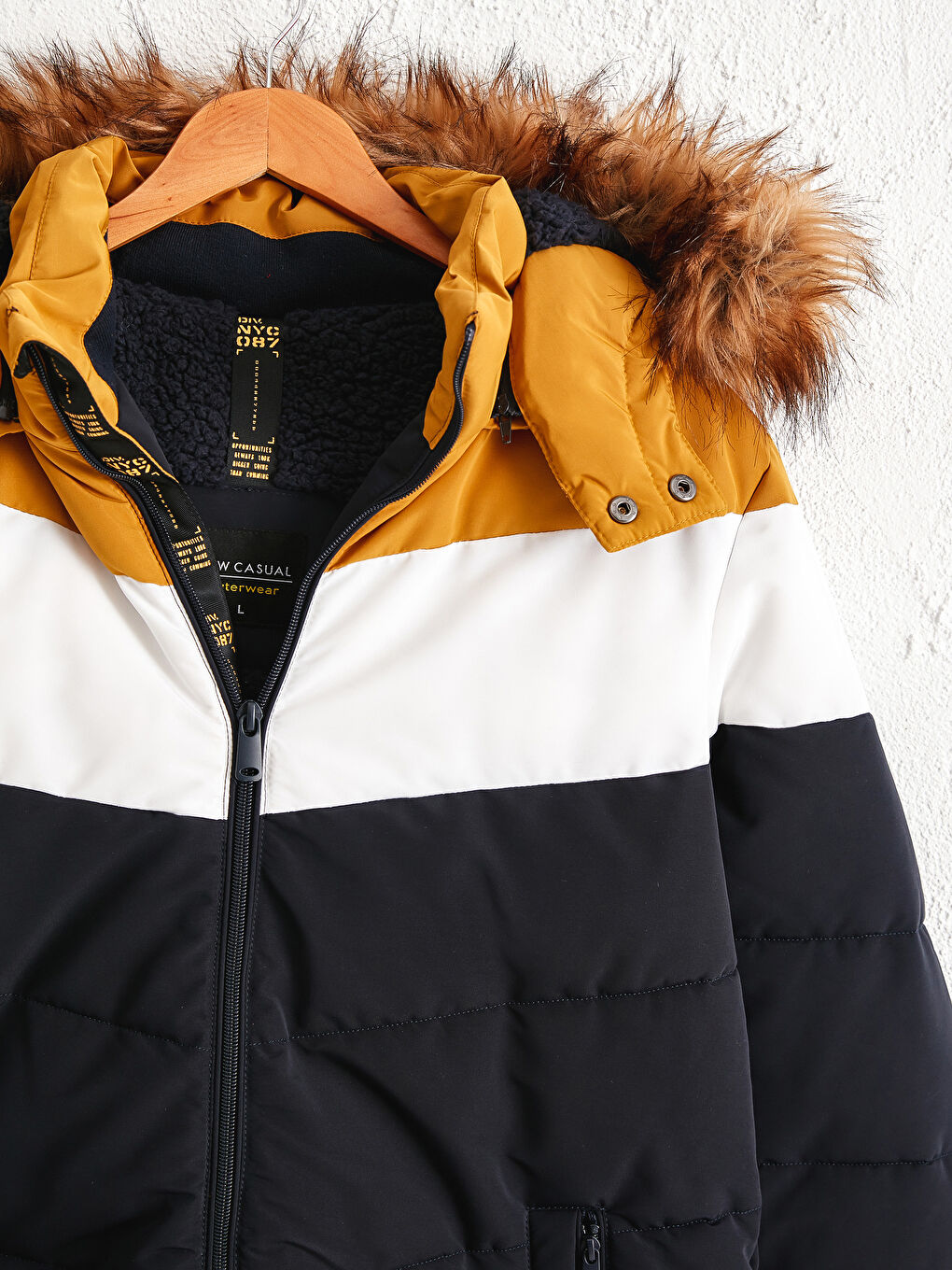 Капюшонды жасанды аң терісімен толықтырылған пуховик-2