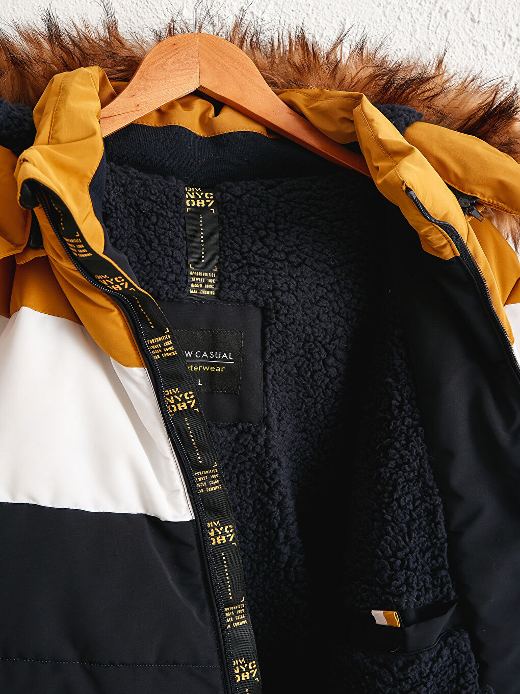 Капюшонды жасанды аң терісімен толықтырылған пуховик-3