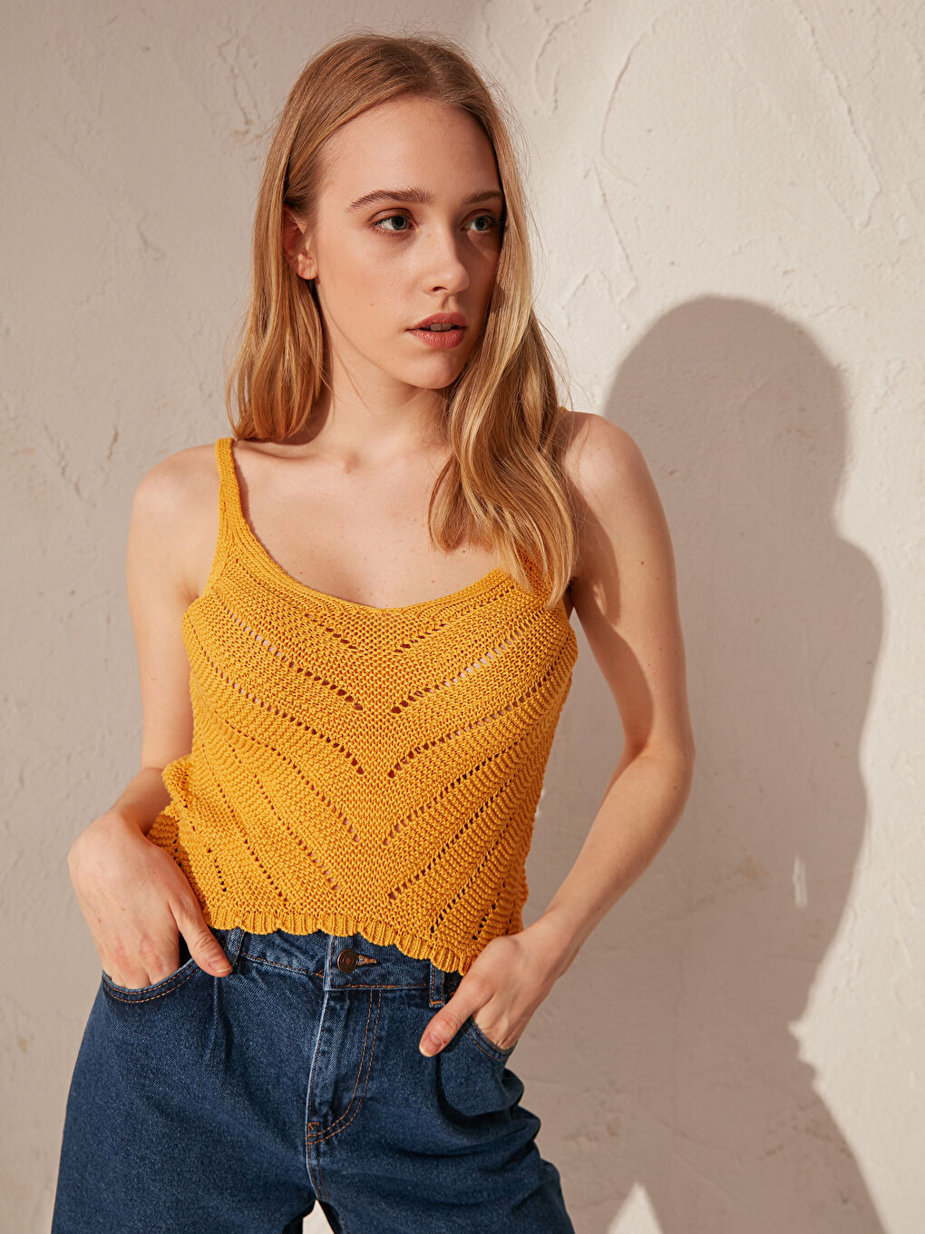 Sarı Kendinden Desenli Askılı Triko Bluz