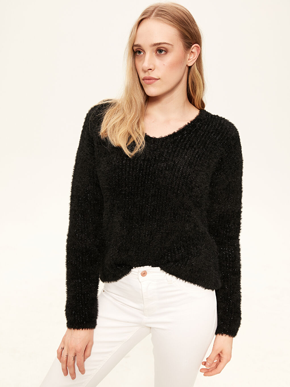Свитер из трикотажа с блестящими деталями и пушистым дизайном-1