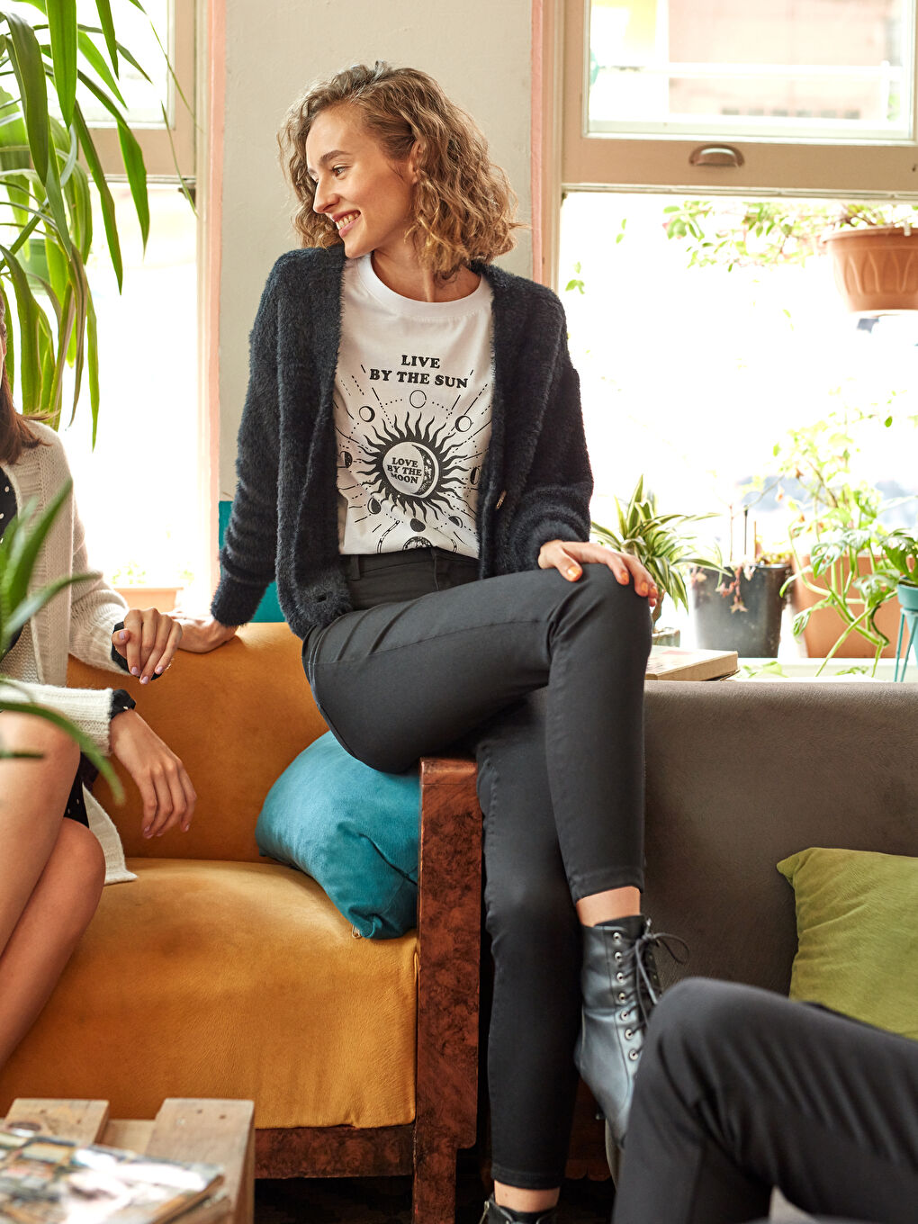 Siyah V Yaka Tüylü Triko Hırka