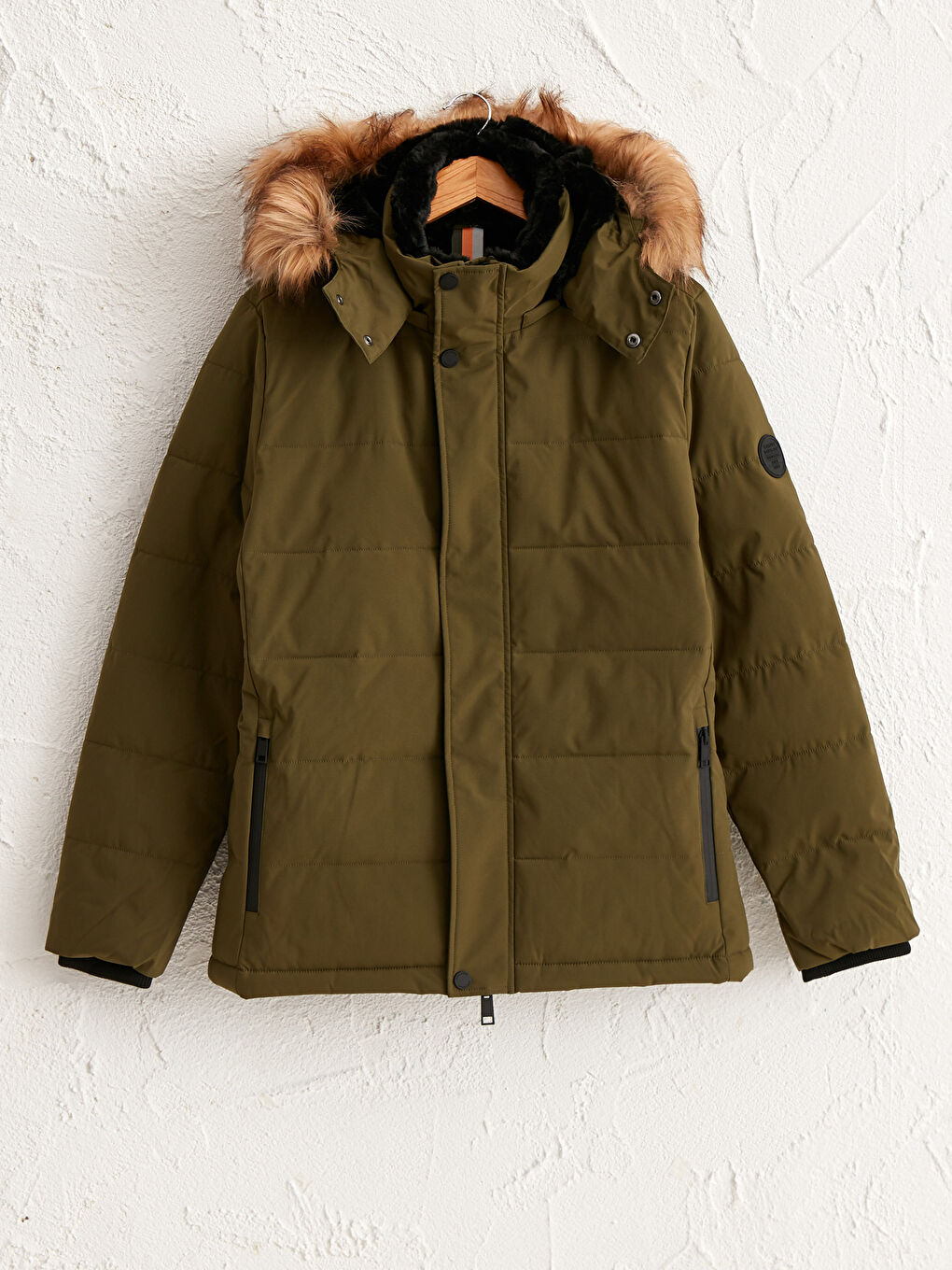 Удобное пальто с меховым воротником, короткое и теплое