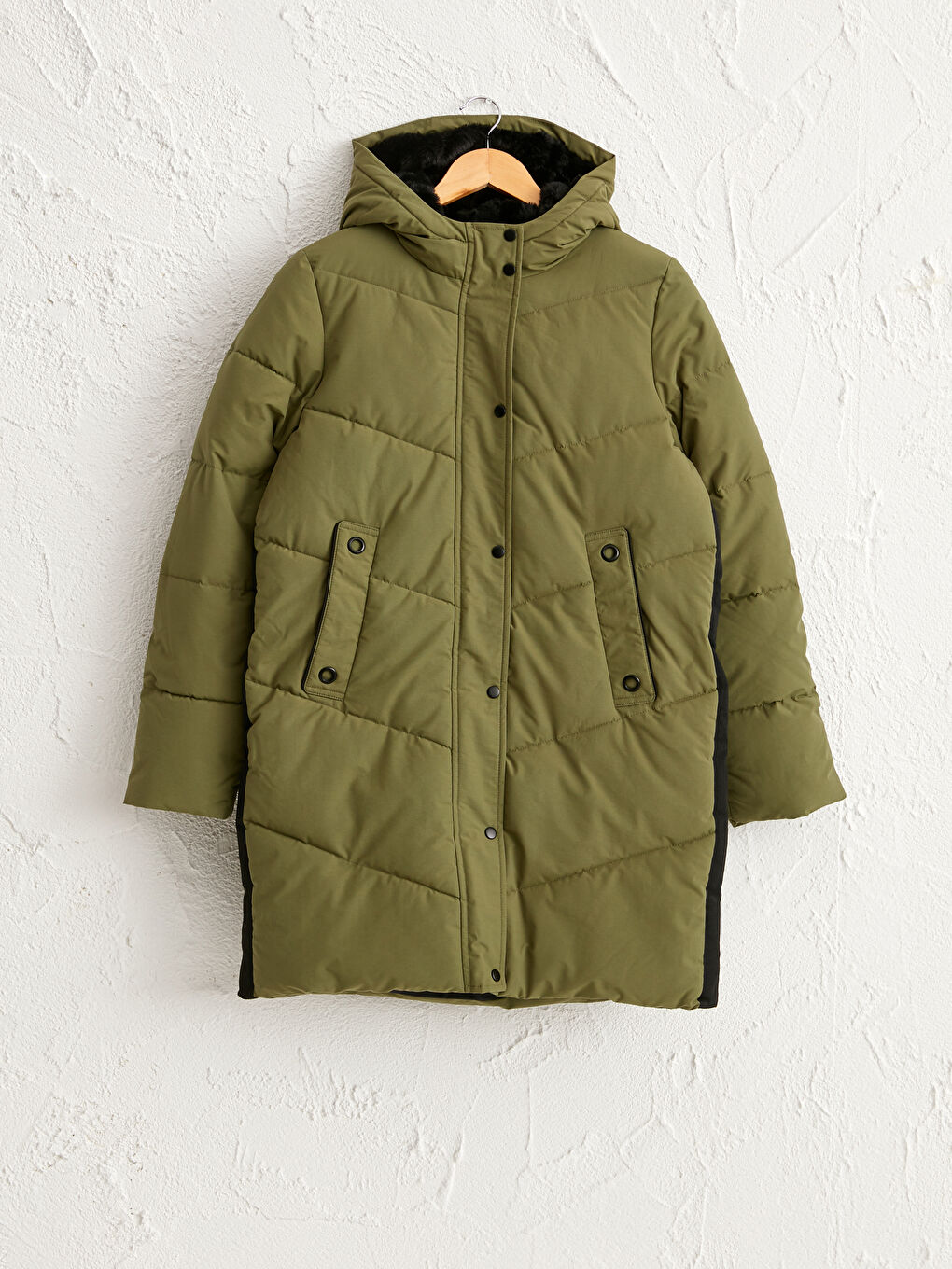 معطف منتفخ طويل بتفاصيل فرو صناعي وهودي