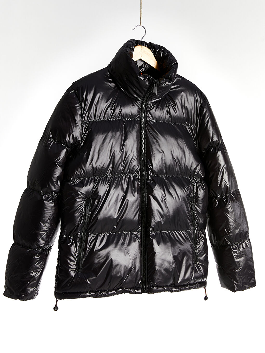 Биік жағалы қалың пуховик