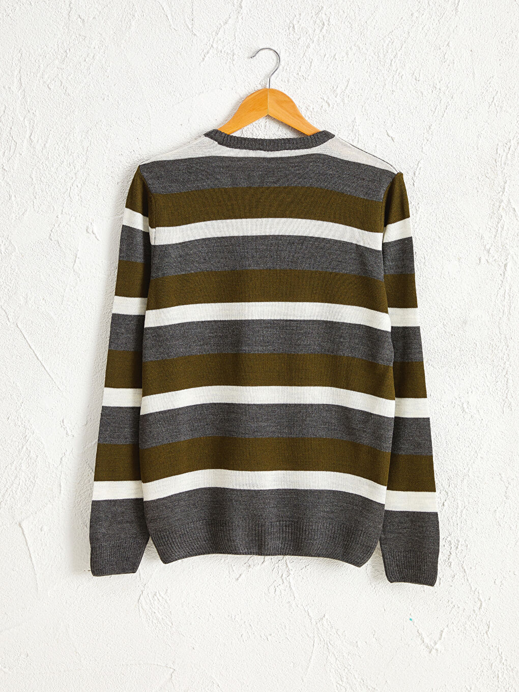 Свитер из легкого трикотажа с круглым вырезом и полосатым узором-1