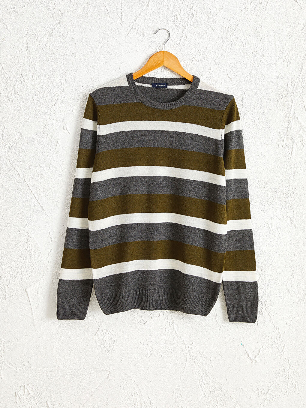 Свитер из легкого трикотажа с круглым вырезом и полосатым узором