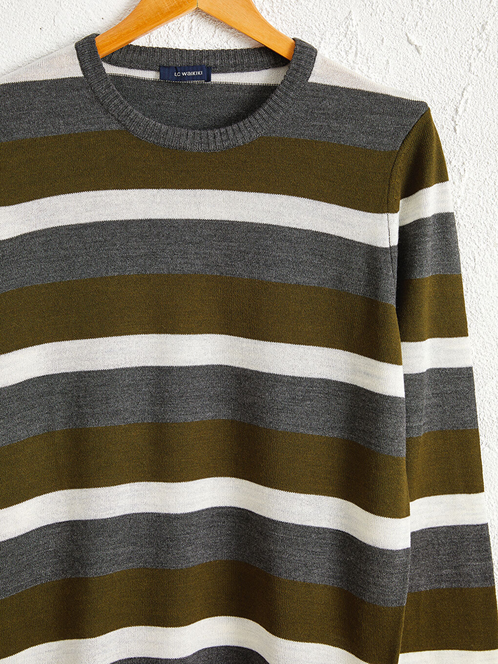 Свитер из легкого трикотажа с круглым вырезом и полосатым узором-2