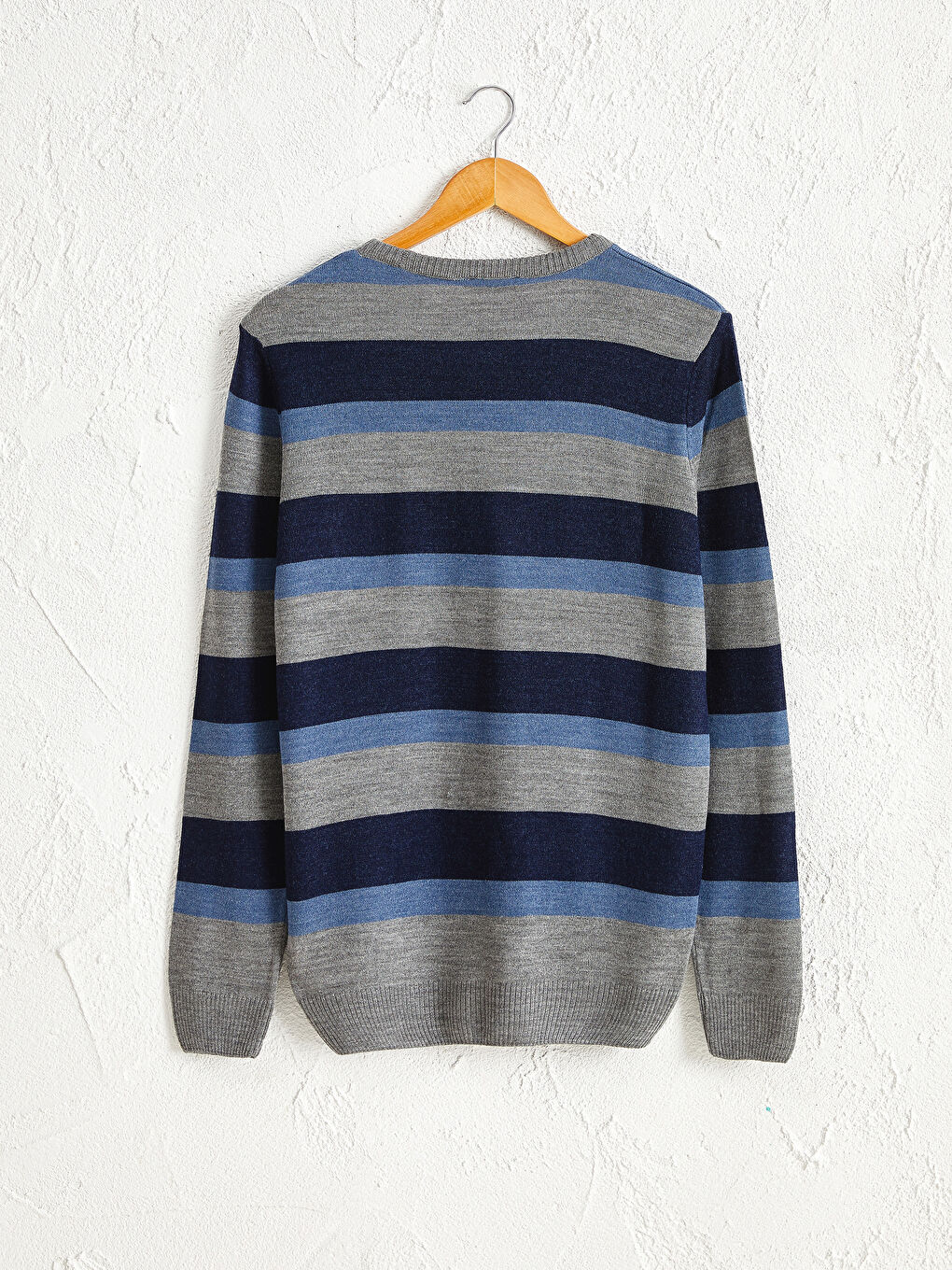 Свитер из легкого трикотажа с круглым вырезом и полосатым узором-1