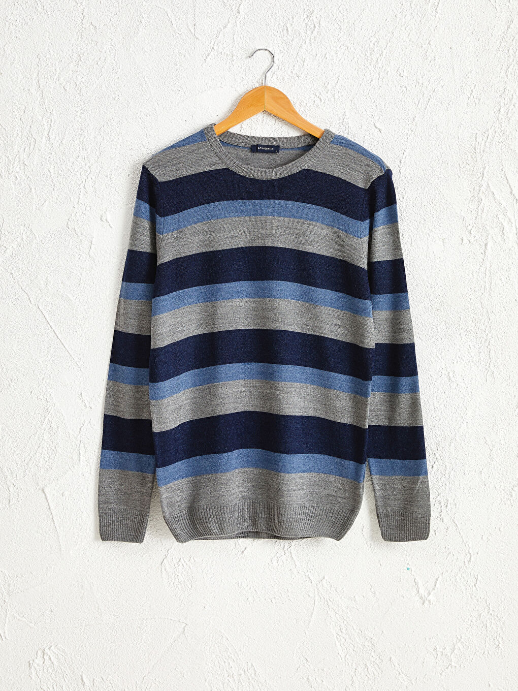 Свитер из легкого трикотажа с круглым вырезом и полосатым узором