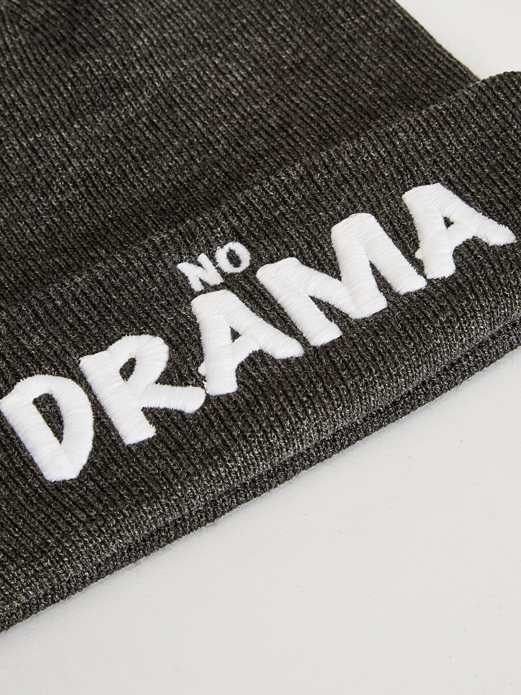 Трикотажный берет с помпонами для девочки-1