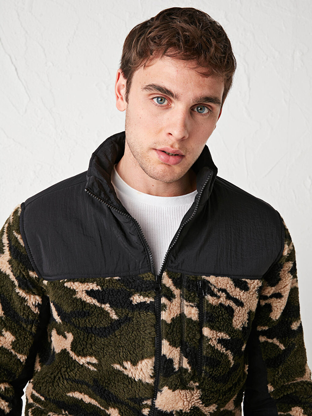 Haki Dik Yaka Kamuflaj Desenli İnce Erkek Mont