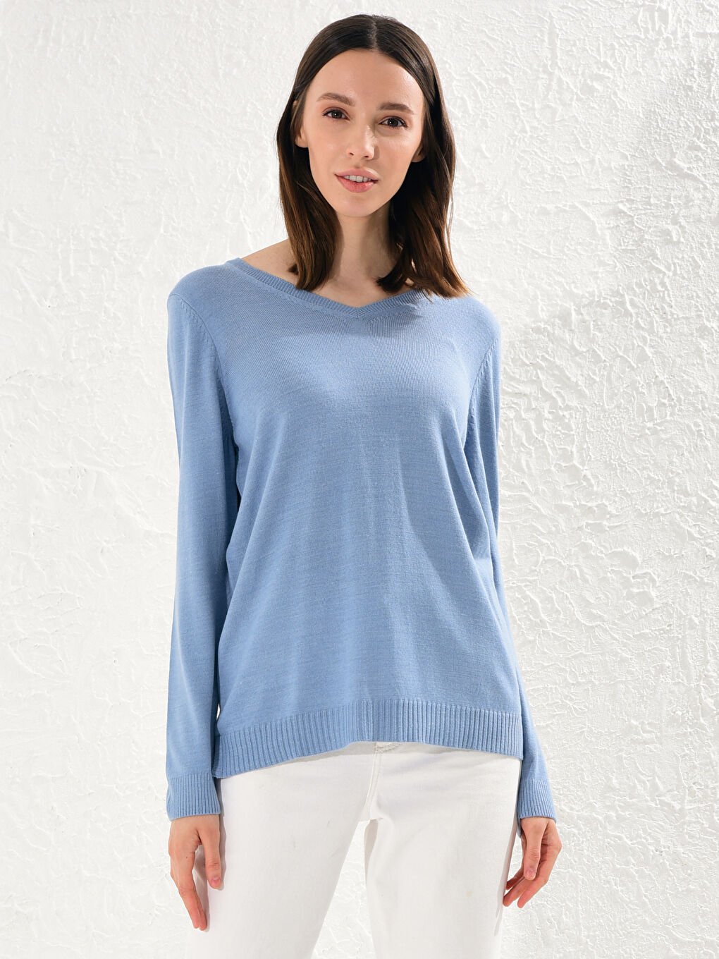 Легкий трикотажный джемпер с V-образным вырезом