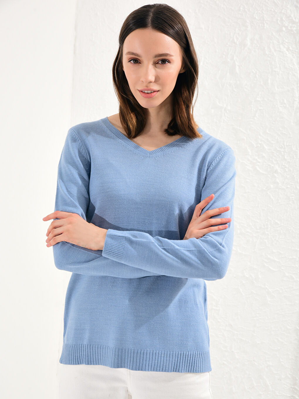 Легкий трикотажный джемпер с V-образным вырезом-1