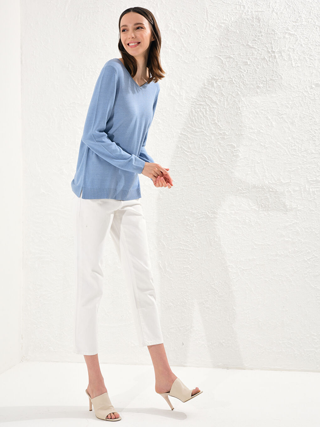 Легкий трикотажный джемпер с V-образным вырезом-2