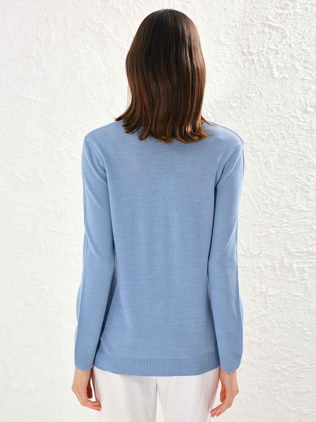 Легкий трикотажный джемпер с V-образным вырезом-3