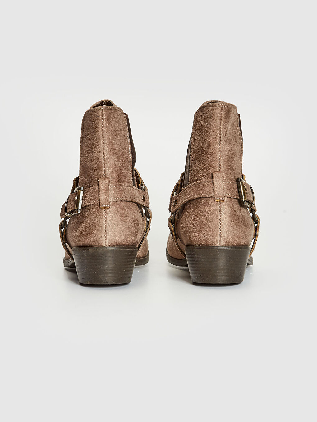 بوت قصير بتفاصيل حزام بمظهر الجلد الشمواه للسيدات-4