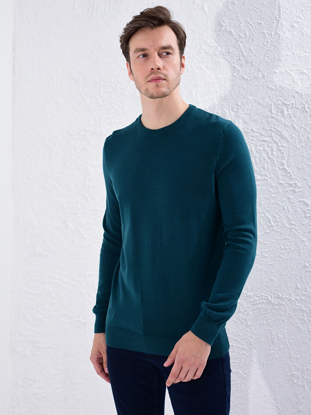 Базовий трикотажний джемпер з круглим вирізом