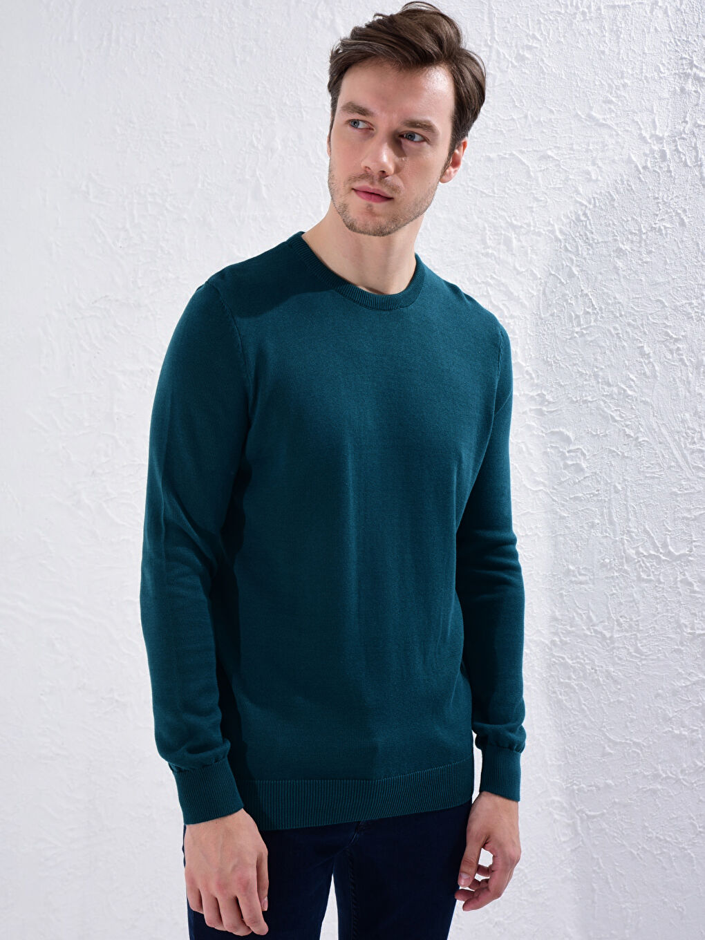 Базовий трикотажний джемпер з круглим вирізом-1