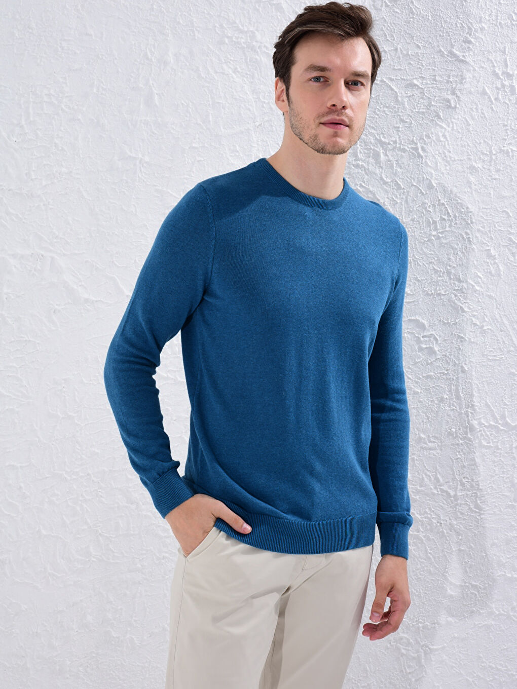 Дөңгелек жағалы негізгі трикотаж жемпір