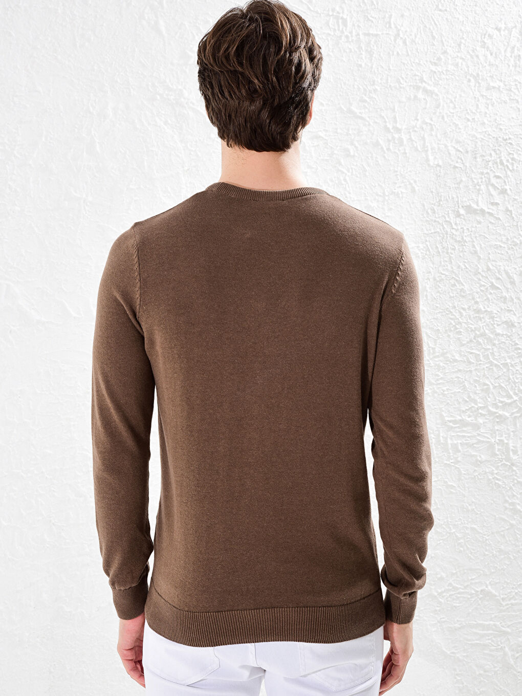 Базовый трикотажный джемпер с круглым вырезом-1