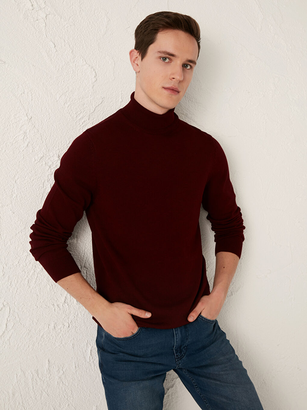 بلوفر رجالي تريكو رفيع بياقة عالية وأكمام طويلة وقصة ضيقة أساسية